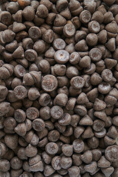 棕色木头表面的棕色咖啡豆